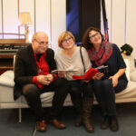 20.2.2015 Kielce. Studio Gram. Włodek Pawlik spotkał się ze słuchaczami Radia Kielce. Nasz gość długo po zakończeniu programu rozdawał autografy. / Wojciech Habdas / Radio Kielce