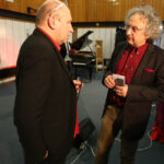 20.2.2015 Kielce. Studio Gram. Włodek Pawlik spotkał się ze słuchaczami Radia Kielce. Nasz gość długo po zakończeniu programu rozdawał autografy. / Wojciech Habdas / Radio Kielce