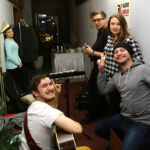 2015.12.15 Kielce. Finał drugiego dnia licytacji "Gwiazdki z nieba". W studiu Radia Kielce podopieczni Siemachy Kielce, i zespół #Cookie / Wojciech Habdas / Radio Kielce