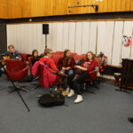 2015.12.15 Kielce. Finał drugiego dnia licytacji "Gwiazdki z nieba". W studiu Radia Kielce podopieczni Siemachy Kielce, i zespół #Cookie / Wojciech Habdas / Radio Kielce