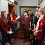 2015.12.15 Kielce. Finał drugiego dnia licytacji "Gwiazdki z nieba". W studiu Radia Kielce podopieczni Siemachy Kielce, i zespół #Cookie / Wojciech Habdas / Radio Kielce