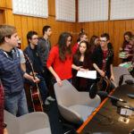 2015.12.15 Kielce. Finał drugiego dnia licytacji "Gwiazdki z nieba". W studiu Radia Kielce podopieczni Siemachy Kielce, i zespół #Cookie / Wojciech Habdas / Radio Kielce