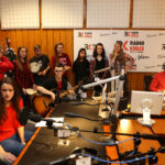 2015.12.15 Kielce. Finał drugiego dnia licytacji "Gwiazdki z nieba". W studiu Radia Kielce podopieczni Siemachy Kielce, i zespół #Cookie / Wojciech Habdas / Radio Kielce