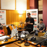 2015.12.15 Kielce. Finał drugiego dnia licytacji "Gwiazdki z nieba". W studiu Radia Kielce podopieczni Siemachy Kielce, i zespół #Cookie / Wojciech Habdas / Radio Kielce