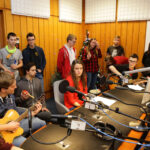 2015.12.15 Kielce. Finał drugiego dnia licytacji "Gwiazdki z nieba". W studiu Radia Kielce podopieczni Siemachy Kielce, i zespół #Cookie / Wojciech Habdas / Radio Kielce