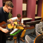 2015.12.15 Kielce. Finał drugiego dnia licytacji "Gwiazdki z nieba". W studiu Radia Kielce podopieczni Siemachy Kielce, i zespół #Cookie / Wojciech Habdas / Radio Kielce