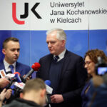 22.1.2016 Kielce. Wicepremier, minister nauki i szkolnictwa wyższego Jarosław Gowin odwiedził Kielce. N/z Michał Cieślak, Jarosław Gowin, Agata Wojtyszek / Wojciech Habdas / Radio Kielce