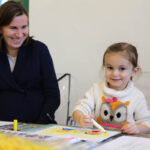 23.1.2016 Kielce. Warsztaty w Muzeum Narodowym. Dzieci zdobiły porcelanowe filiżanki dla babci i dziadka. / Wojciech Habdas / Radio Kielce