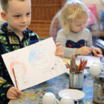 23.1.2016 Kielce. Warsztaty w Muzeum Narodowym. Dzieci zdobiły porcelanowe filiżanki dla babci i dziadka. / Wojciech Habdas / Radio Kielce