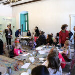 23.1.2016 Kielce. Warsztaty w Muzeum Narodowym. Dzieci zdobiły porcelanowe filiżanki dla babci i dziadka. / Wojciech Habdas / Radio Kielce