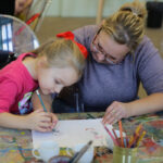 23.1.2016 Kielce. Warsztaty w Muzeum Narodowym. Dzieci zdobiły porcelanowe filiżanki dla babci i dziadka. / Wojciech Habdas / Radio Kielce