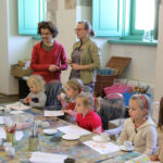 23.1.2016 Kielce. Warsztaty w Muzeum Narodowym. Dzieci zdobiły porcelanowe filiżanki dla babci i dziadka. / Wojciech Habdas / Radio Kielce
