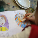 23.1.2016 Kielce. Warsztaty w Muzeum Narodowym. Dzieci zdobiły porcelanowe filiżanki dla babci i dziadka. / Wojciech Habdas / Radio Kielce