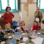 23.1.2016 Kielce. Warsztaty w Muzeum Narodowym. Dzieci zdobiły porcelanowe filiżanki dla babci i dziadka. / Wojciech Habdas / Radio Kielce