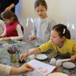 23.1.2016 Kielce. Warsztaty w Muzeum Narodowym. Dzieci zdobiły porcelanowe filiżanki dla babci i dziadka. / Wojciech Habdas / Radio Kielce