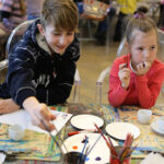 23.1.2016 Kielce. Warsztaty w Muzeum Narodowym. Dzieci zdobiły porcelanowe filiżanki dla babci i dziadka. / Radio Kielce