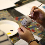 23.1.2016 Kielce. Warsztaty w Muzeum Narodowym. Dzieci zdobiły porcelanowe filiżanki dla babci i dziadka. / Wojciech Habdas / Radio Kielce