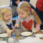 23.1.2016 Kielce. Warsztaty w Muzeum Narodowym. Dzieci zdobiły porcelanowe filiżanki dla babci i dziadka. / Radio Kielce