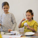 23.1.2016 Kielce. Warsztaty w Muzeum Narodowym. Dzieci zdobiły porcelanowe filiżanki dla babci i dziadka. / Radio Kielce