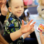 23.1.2016 Kielce. Warsztaty w Muzeum Narodowym. Dzieci zdobiły porcelanowe filiżanki dla babci i dziadka. / Radio Kielce