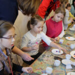 23.1.2016 Kielce. Warsztaty w Muzeum Narodowym. Dzieci zdobiły porcelanowe filiżanki dla babci i dziadka. / Radio Kielce