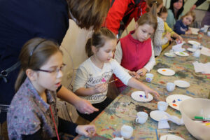 23.1.2016 Kielce. Warsztaty w Muzeum Narodowym. Dzieci zdobiły porcelanowe filiżanki dla babci i dziadka. / Radio Kielce