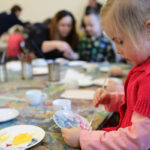 23.1.2016 Kielce. Warsztaty w Muzeum Narodowym. Dzieci zdobiły porcelanowe filiżanki dla babci i dziadka. / Radio Kielce