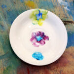 23.1.2016 Kielce. Warsztaty w Muzeum Narodowym. Dzieci zdobiły porcelanowe filiżanki dla babci i dziadka. / Radio Kielce