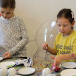 23.1.2016 Kielce. Warsztaty w Muzeum Narodowym. Dzieci zdobiły porcelanowe filiżanki dla babci i dziadka. / Radio Kielce