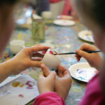 23.1.2016 Kielce. Warsztaty w Muzeum Narodowym. Dzieci zdobiły porcelanowe filiżanki dla babci i dziadka. / Radio Kielce