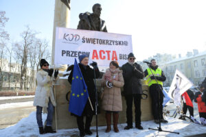 23.1.2016 Kielce. KOD manifestował przeciw inwigilacji internetu. / Wojciech Habdas / Radio Kielce