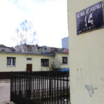 30.12.2015 Kielce. Starowapiennikowa ma problem z młodszą siostrą. Znajdujące się przy niej budynki, raz mają tabliczki z nazwą ulicy Starowapiennikowa, innym razem Wapiennikowa. Tak jest np. z budynkami o numerach 14 i 16. / Wojciech Habdas / Radio Kielce