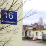 30.12.2015 Kielce. Starowapiennikowa ma problem z młodszą siostrą. Znajdujące się przy niej budynki, raz mają tabliczki z nazwą ulicy Starowapiennikowa, innym razem Wapiennikowa. Tak jest np. z budynkami o numerach 14 i 16. / Wojciech Habdas / Radio Kielce