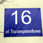 30.12.2015 Kielce. Starowapiennikowa ma problem z młodszą siostrą. Znajdujące się przy niej budynki, raz mają tabliczki z nazwą ulicy Starowapiennikowa, innym razem Wapiennikowa. Tak jest np. z budynkami o numerach 14 i 16. / Wojciech Habdas / Radio Kielce