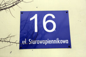 30.12.2015 Kielce. Starowapiennikowa ma problem z młodszą siostrą. Znajdujące się przy niej budynki, raz mają tabliczki z nazwą ulicy Starowapiennikowa, innym razem Wapiennikowa. Tak jest np. z budynkami o numerach 14 i 16. / Wojciech Habdas / Radio Kielce