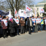9.3.2015 Kielce. Protest "Solidarności" przed biurami poselskimi PO i PSL / Wojciech Habdas / Radio Kielce