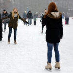 24.1.2016 Kielce. Tłoczno na lodowisku przy ul. Szczecińskiej / Wojciech Habdas / Radio Kielce