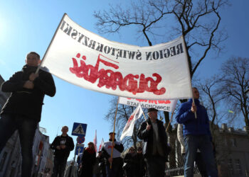 9.3.2015 Kielce. Protest "Solidarności" przed biurami poselskimi PO i PSL / Wojciech Habdas / Radio Kielce