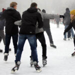 24.1.2016 Kielce. Tłoczno na lodowisku przy ul. Szczecińskiej / Wojciech Habdas / Radio Kielce
