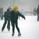 24.1.2016 Kielce. Tłoczno na lodowisku przy ul. Szczecińskiej / Wojciech Habdas / Radio Kielce