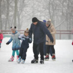 24.1.2016 Kielce. Tłoczno na lodowisku przy ul. Szczecińskiej / Wojciech Habdas / Radio Kielce