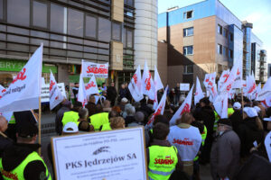 9.3.2015 Kielce. Protest "Solidarności" przed biurami poselskimi PO i PSL / Wojciech Habdas / Radio Kielce