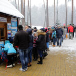 24.1.2016 Kielce. By wejść na lodowisko na Stadionie trzeba postać w kolejce. / Wojciech Habdas / Radio Kielce