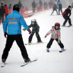 24.1.2016 Kielce. Dzieci uczą się jeździć na nartach pod okiem instruktorów. / Wojciech Habdas / Radio Kielce