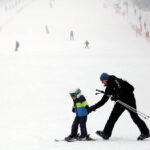 24.1.2016 Kielce. Dzieci uczą się jeździć na nartach pod okiem instruktorów. / Wojciech Habdas / Radio Kielce