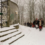 24.1.2016 Kielce. Karczówka. Pod pomnik powstańców styczniowych 1863 roku, odbył się Apel Pamięci, oddana została salwa honorowa. / Wojciech Habdas / Radio Kielce