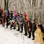 24.1.2016 Kielce. Karczówka. Pod pomnik powstańców styczniowych 1863 roku, odbył się Apel Pamięci, oddana została salwa honorowa. / Wojciech Habdas / Radio Kielce