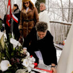24.1.2016 Kielce. Karczówka. Pod pomnik powstańców styczniowych 1863 roku, odbył się Apel Pamięci, oddana została salwa honorowa. / Wojciech Habdas / Radio Kielce