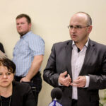 25.1.2016 Suchedniów. Spotkanie w Urzędzie Miasta i Gminy Suchedniów dotyczące planowanej reformy szkolnictwa. N/z Burmistrz Miasta i Gminy Suchedniów Cezary Błach / Wojciech Habdas / Radio Kielce