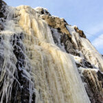 4.1.2016 Kielce. Alpiniści zrobili skałkach rezerwatu Kadzielnia lodospad. / Wojciech Habdas / Radio Kielce